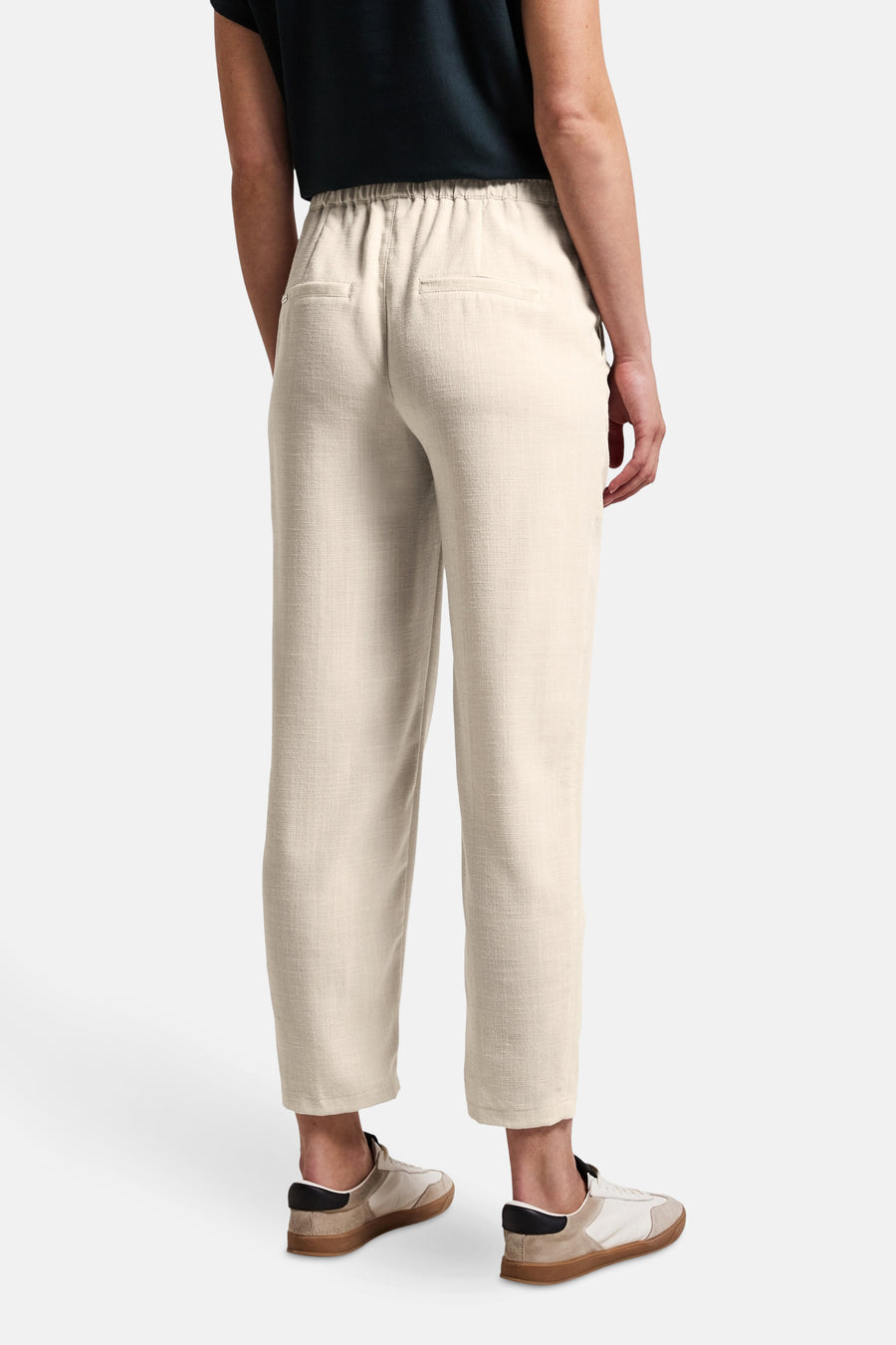 Beige broek van Street One, rechte pasvorm, met elastische tailleband en paspelzakken achter.