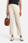 Beige broek van Street One, rechte en relaxte pasvorm, gedragen met een bruine handtas.