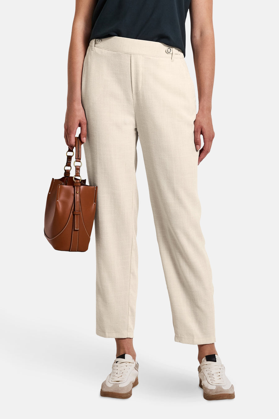 Beige broek van Street One, rechte en relaxte pasvorm, gedragen met een bruine handtas.