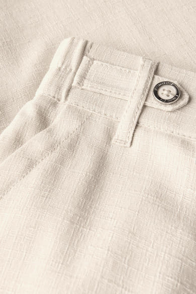 Beige linnen broek van Street One, met een zichtbare geweven textuur en een decoratieve knoop.