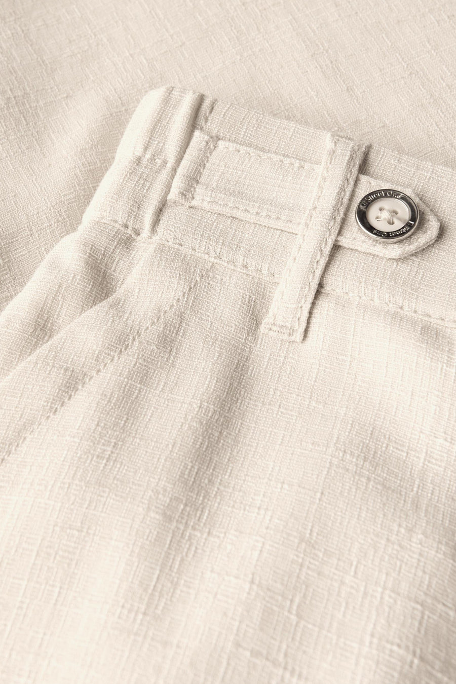 Beige linnen broek van Street One, met een zichtbare geweven textuur en een decoratieve knoop.