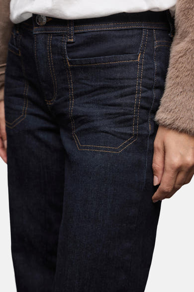 Jean large en denim bleu foncé de STREET ONE, avec surpiqûres contrastées et coupe décontractée.