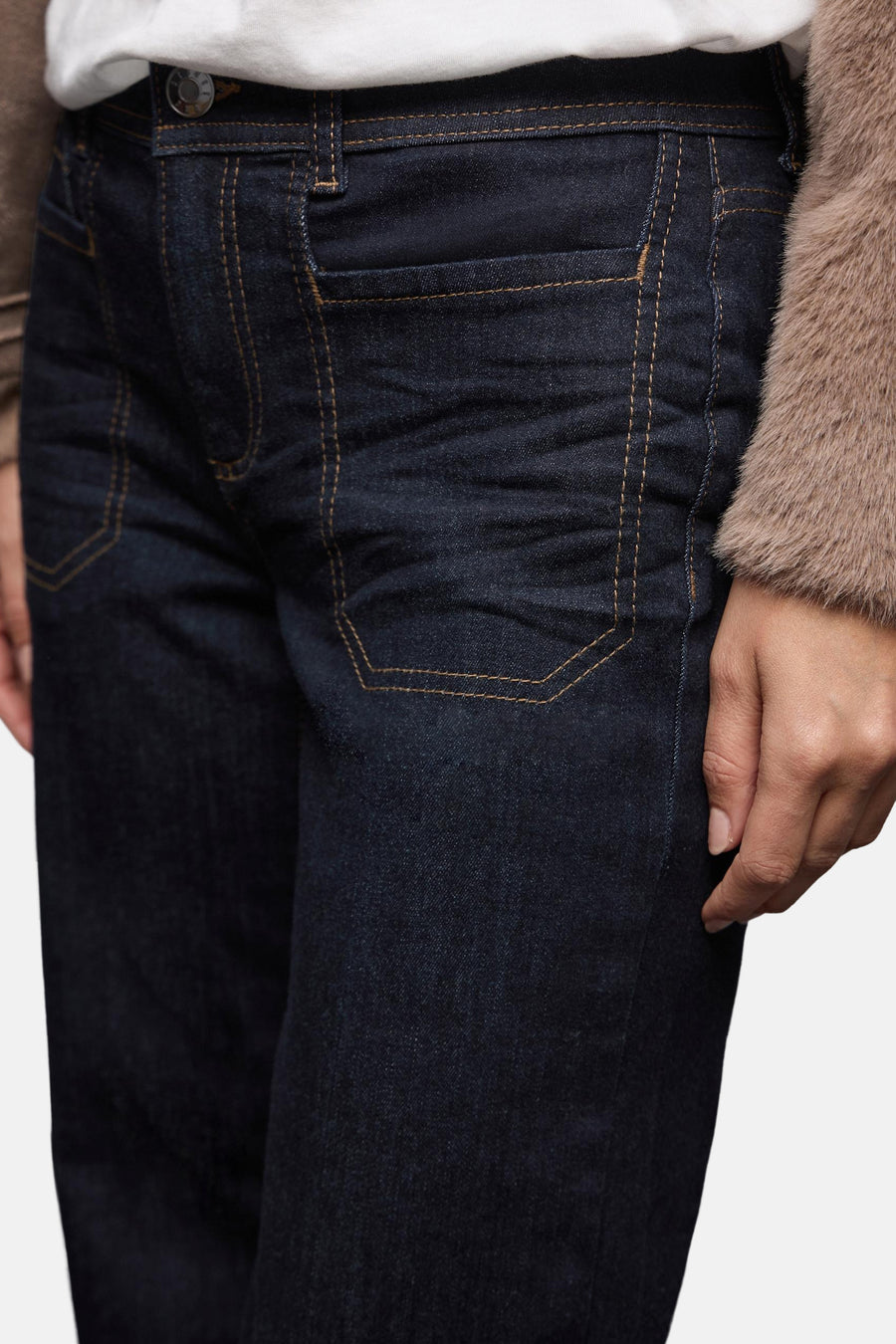 Jean large en denim bleu foncé de STREET ONE, avec surpiqûres contrastées et coupe décontractée.