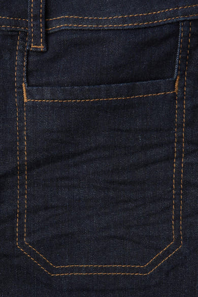 Jean large en denim bleu foncé de STREET ONE, avec poche arrière surpiquée en fil ocre.