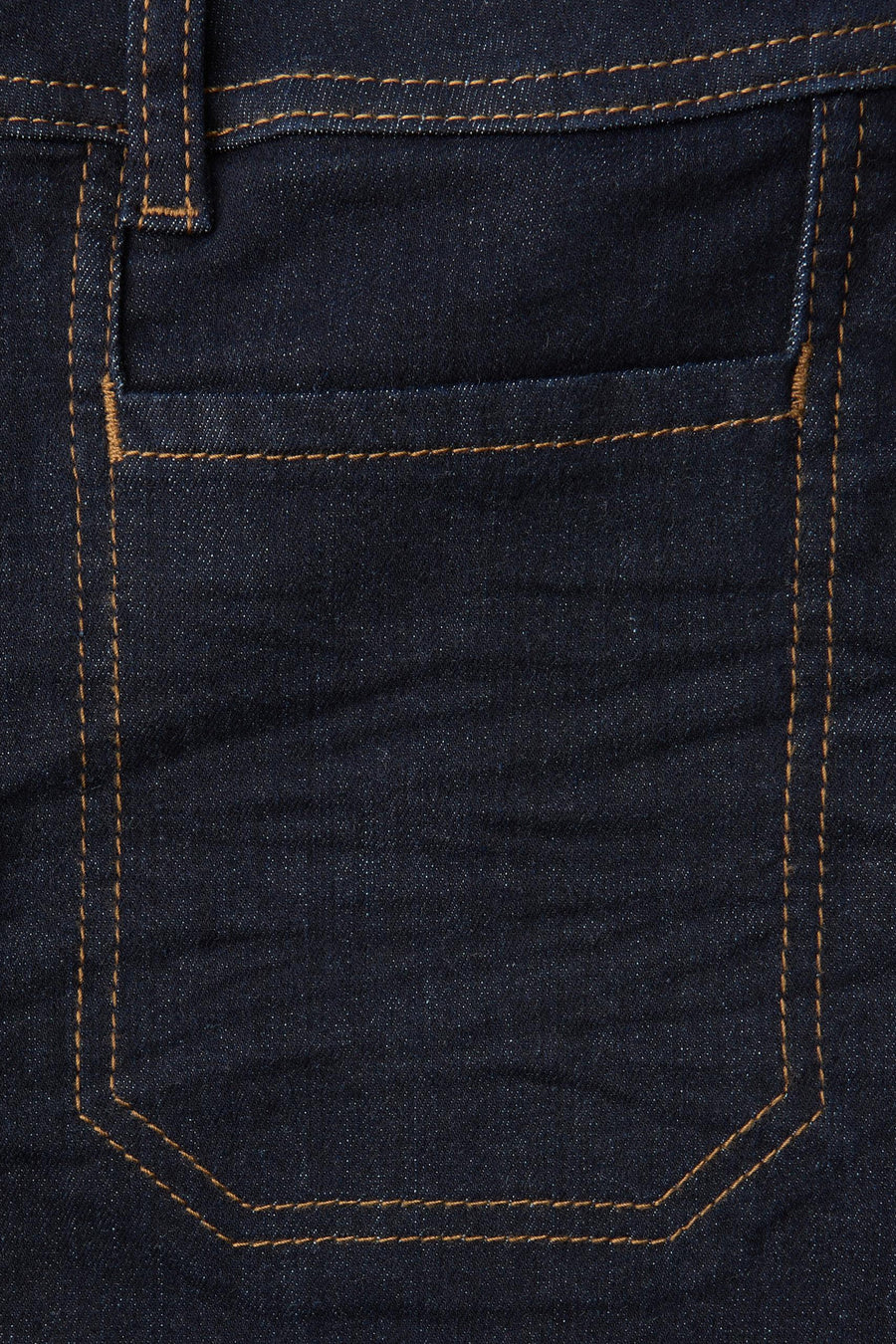 Jean large en denim bleu foncé de STREET ONE, avec poche arrière surpiquée en fil ocre.