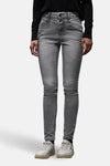 Slim jeans in middengrijs denim van STREET ONE, gedragen met een zwarte jas en witte sneakers.