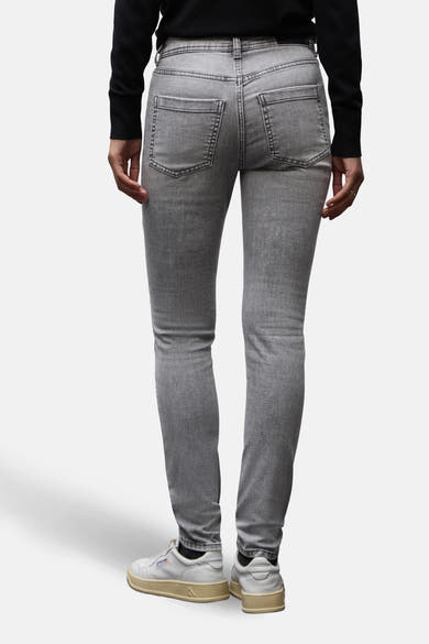 Slim jeans in middengrijs denim van STREET ONE, van achteren gezien, gedragen met een zwarte trui en witte sneakers.