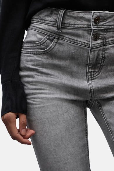 Slim jeans in middengrijs denim van Street One, met zichtbare knopen en zakken.