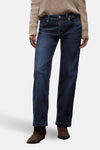 Jean large en denim bleu foncé de STREET ONE, porté avec un pull beige et des bottines marron.