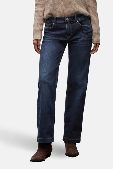 Jean large en denim bleu foncé de STREET ONE, porté avec un pull beige et des bottines marron.
