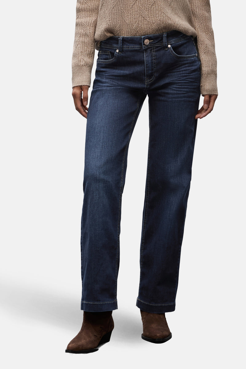 Jean large en denim bleu foncé de STREET ONE, porté avec un pull beige et des bottines marron.