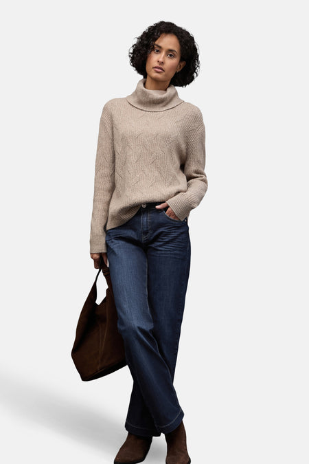 Jean large en denim bleu foncé de Street One, porté avec un pull beige et des bottines marron.
