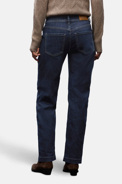 Jean large en denim bleu foncé de Street One, porté avec un pull en maille beige et des bottines marron.
