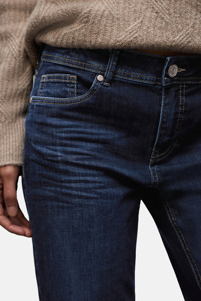 Jean large en denim bleu foncé de STREET ONE, avec détails de couture ocre et poche gousset.