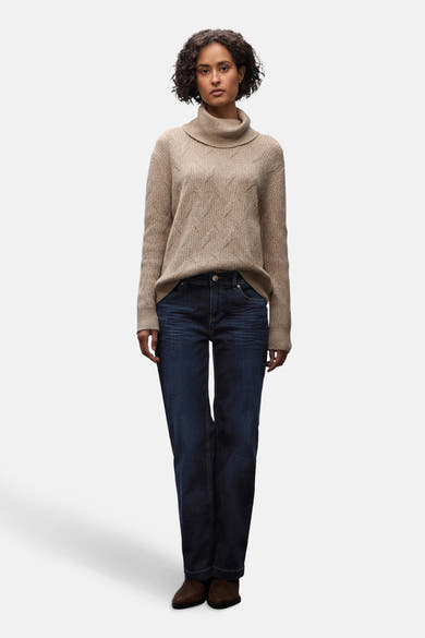 Jean large en denim bleu foncé de STREET ONE, porté avec un pull col roulé beige.
