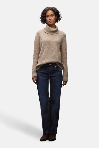 Jean large en denim bleu foncé de STREET ONE, porté avec un pull col roulé beige.
