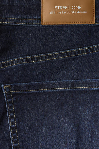 Jean large en denim bleu foncé de STREET ONE, avec poche arrière surpiquée.
