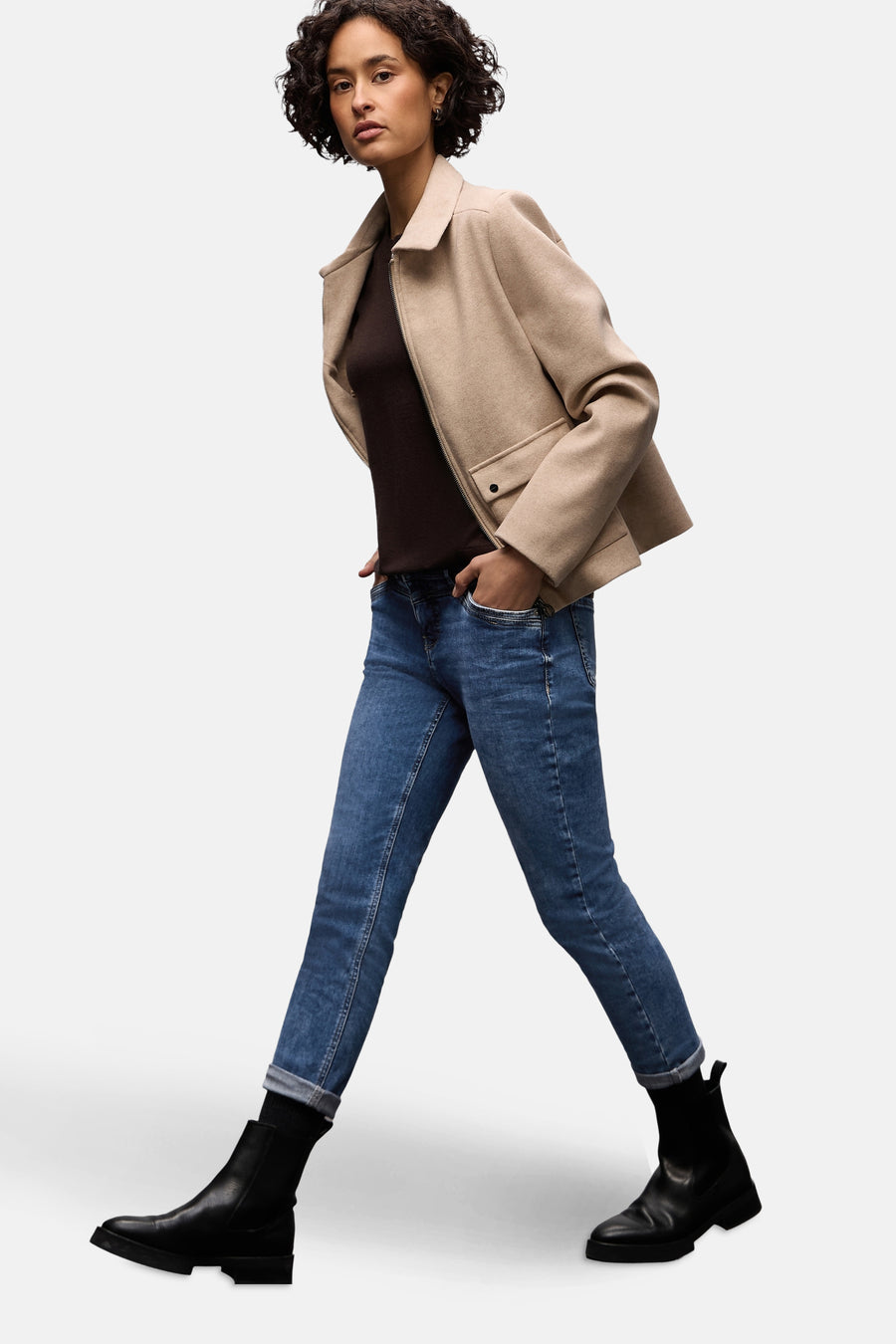Jean boyfriend bleu clair en denim de STREET ONE, porté avec un pull marron, une veste beige et des bottines noires.