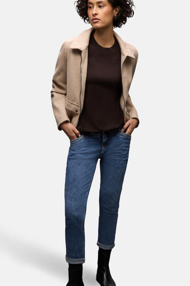 Lichtblauwe denim boyfriend jeans van STREET ONE, gedragen met een bruine trui en een beige jasje, omgeslagen zomen.