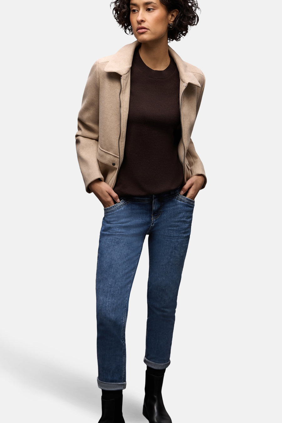 Lichtblauwe denim boyfriend jeans van STREET ONE, gedragen met een bruine trui en een beige jasje, omgeslagen zomen.