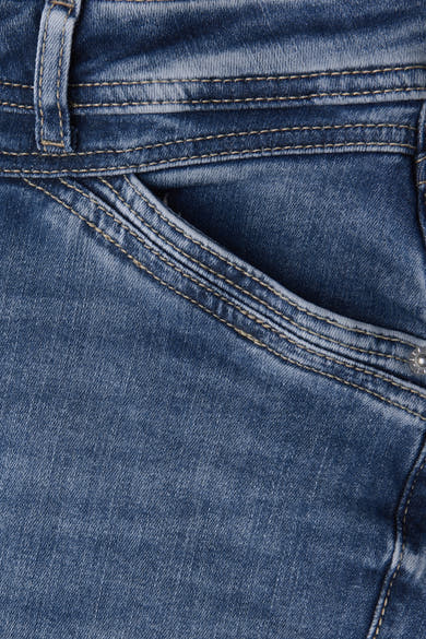 Street One lichtblauwe denim boyfriend jeans met zak en riemlussen.
