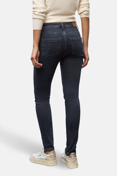 Blauw-zwarte slim fit jeans van Street One in denim, nauwsluitend model en witte sportschoenen.