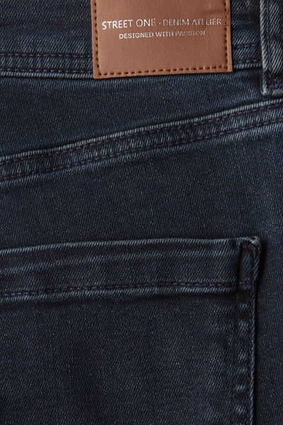 Slim jeans in zwartblauw denim van Street One, met zichtbare stiksels en leren label.