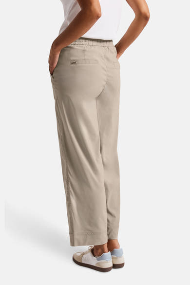 Pantalon beige de Street One, coupe décontractée, avec poches et ourlets revers.
