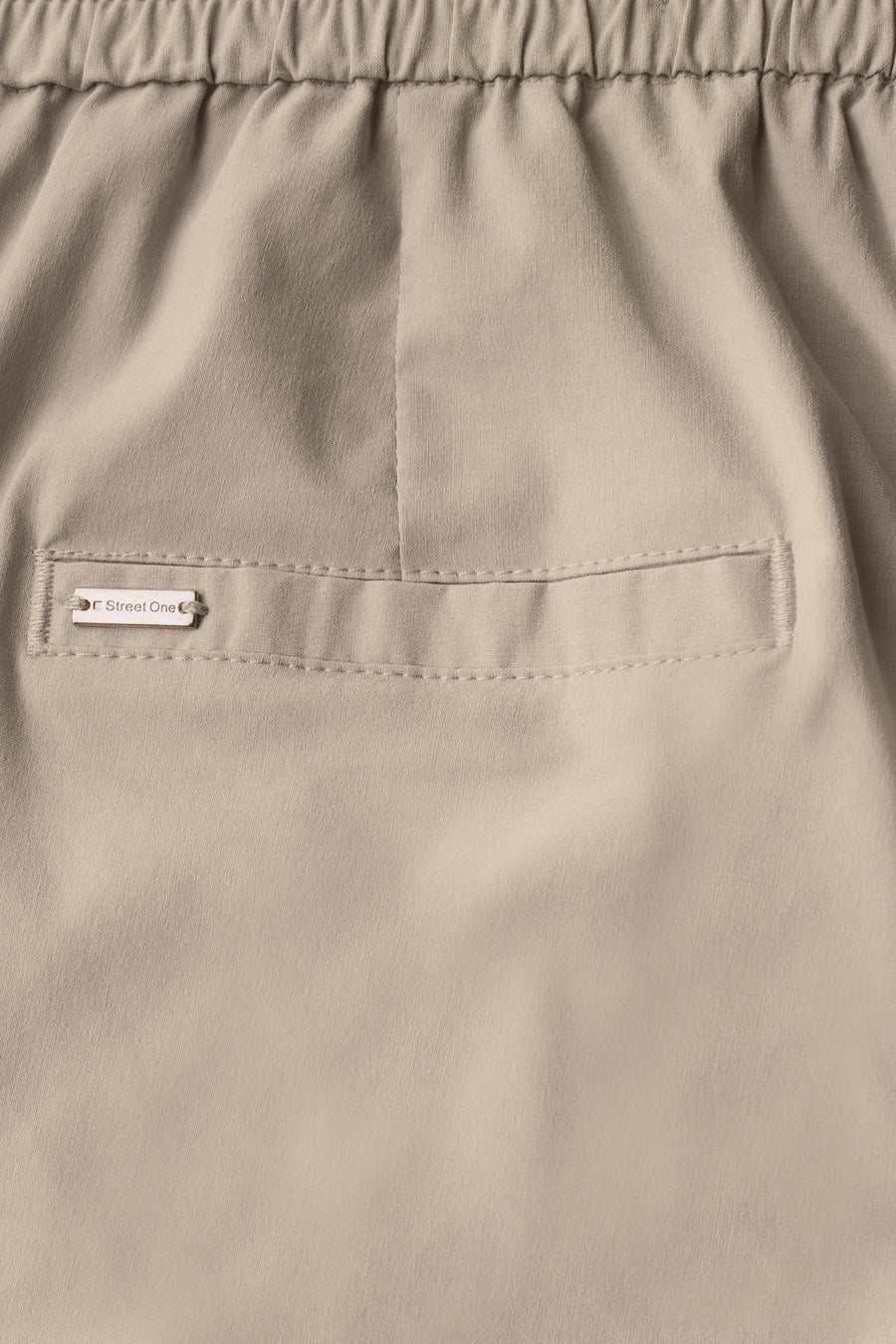 Pantalon beige uni de Street One avec élastique à la taille et poche arrière passepoilée.