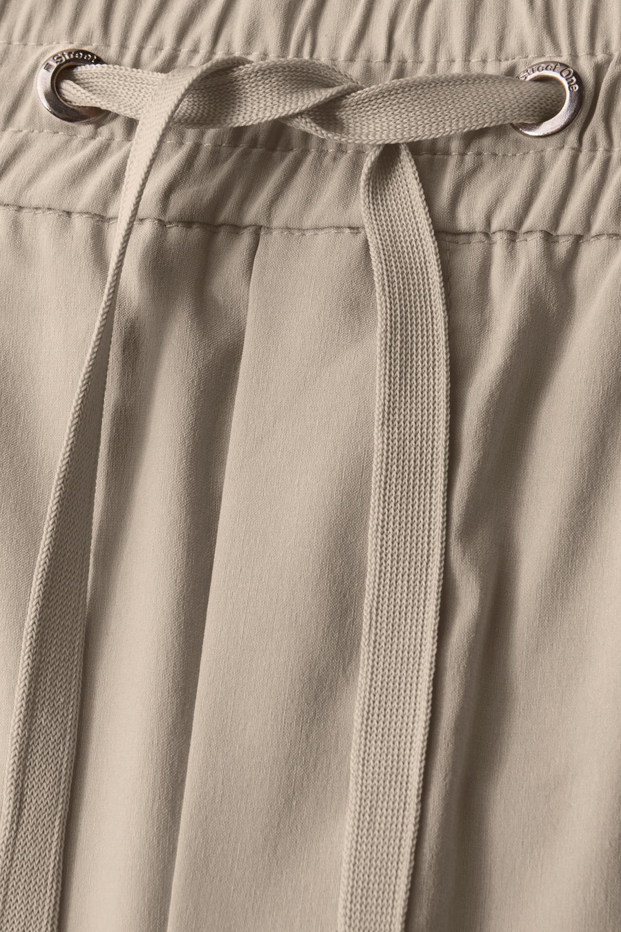 Pantalon beige de STREET ONE avec cordon de serrage et détails plissés sur le devant.