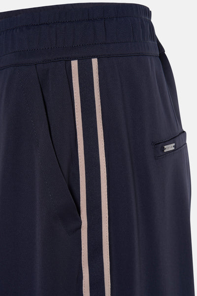 Pantalon bleu marine par STREET ONE avec rayures latérales beiges, poche oblique et détail de logo métallique.