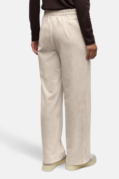 Ecru corduroy trousers from Street One, loose fit and elasticated waist, worn with a brown top.
