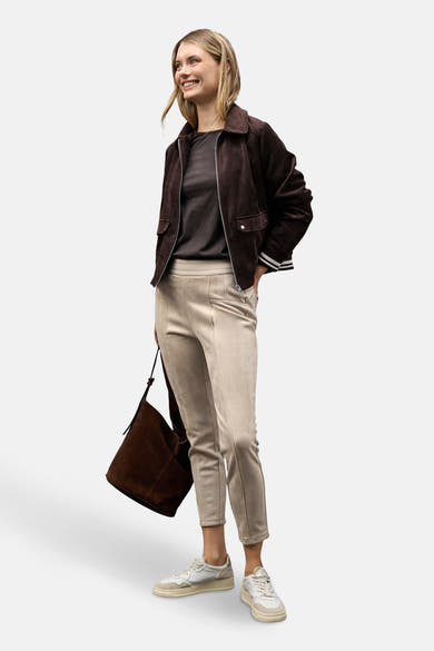 Beige broek van STREET ONE, gedragen met een bruin jasje en witte sneakers.