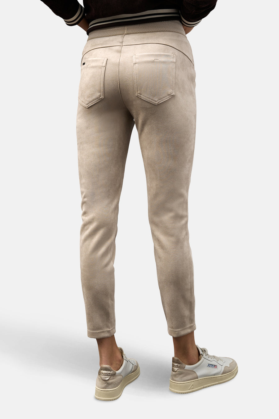 Beige Street One suède broek met achterzakken en bijpassende sneakers.