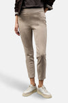 Beige broek van STREET ONE, met een aansluitende pasvorm, verticale naden en witte sportschoenen.