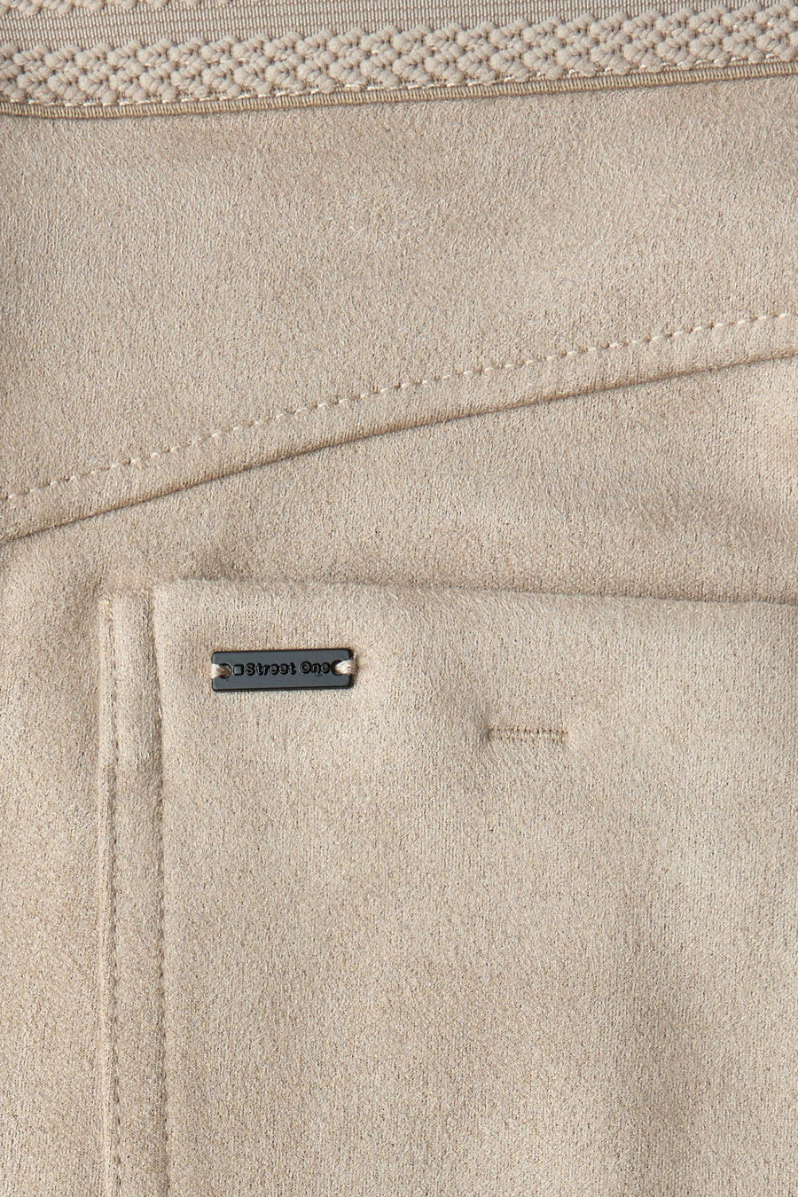 Beige suèdine broek van Street One, met opgestikte zak en stikseldetail.