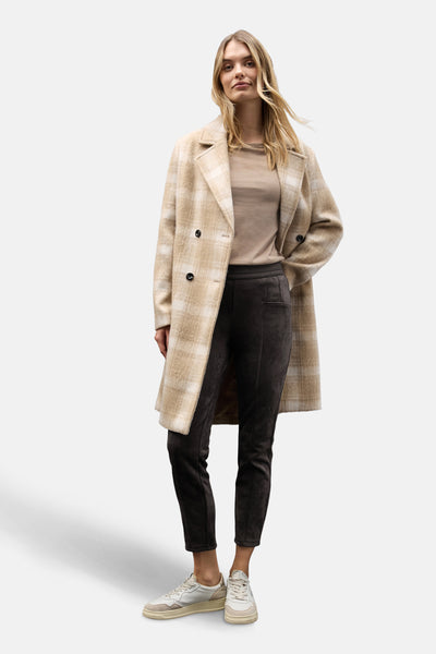 Bruine broek van STREET ONE gedragen met een geruite jas en witte sneakers.