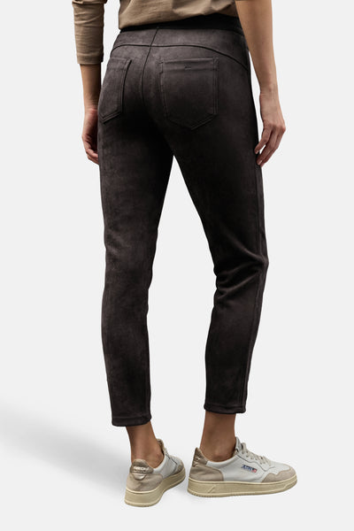 Bruine broek van STREET ONE, met achterzakken en zachte textuur, gedragen met witte sneakers.