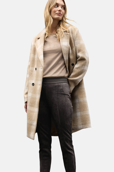 Pantalon brun de STREET ONE, avec une ceinture tressée, porté avec un t-shirt beige et un manteau à carreaux.