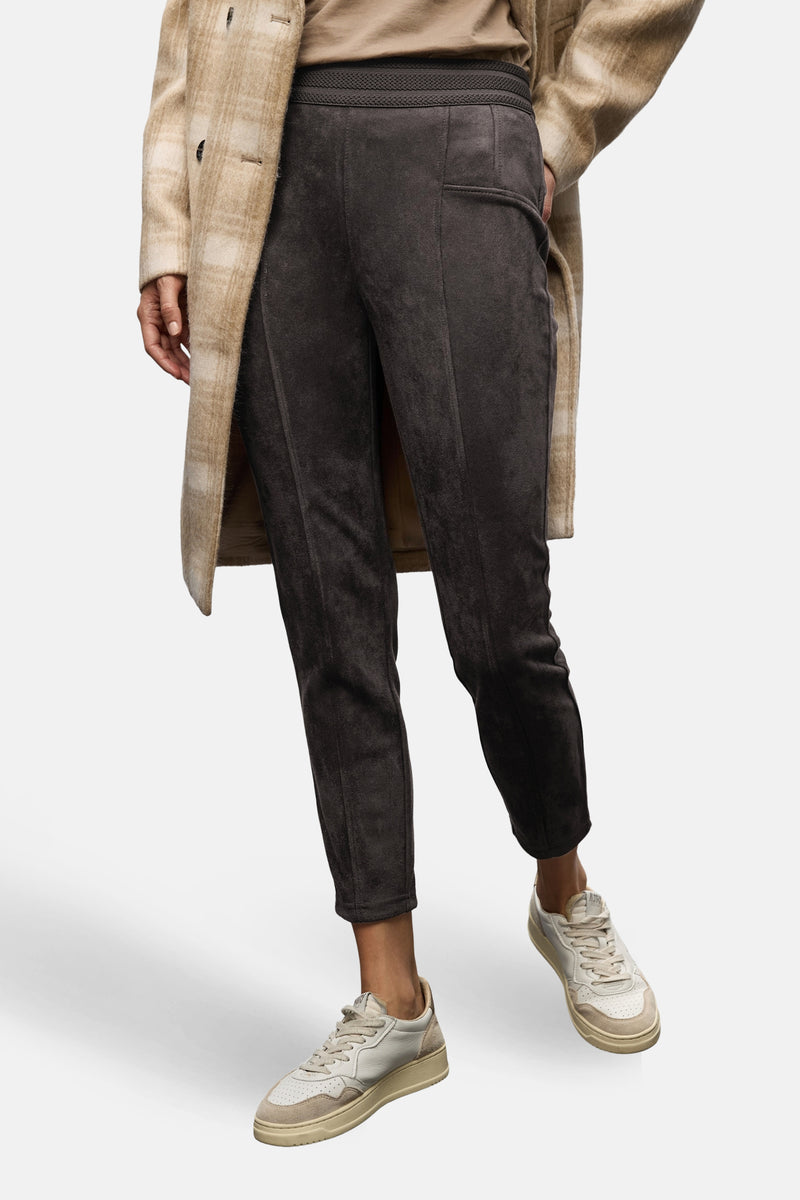 Bruine suède broek van Street One met elastische tailleband en taps toelopende pasvorm.