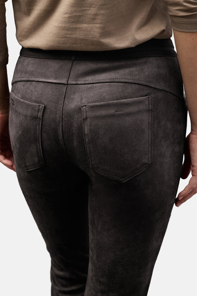 Pantalon marron en similicuir Street One, détail des poches arrière et ceinture élastique noire.