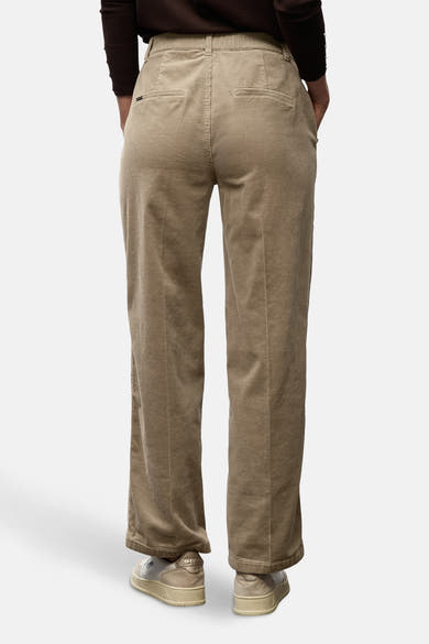 Pantalon beige en velours côtelé de Street One, avec des poches arrière et des chaussures blanches.
