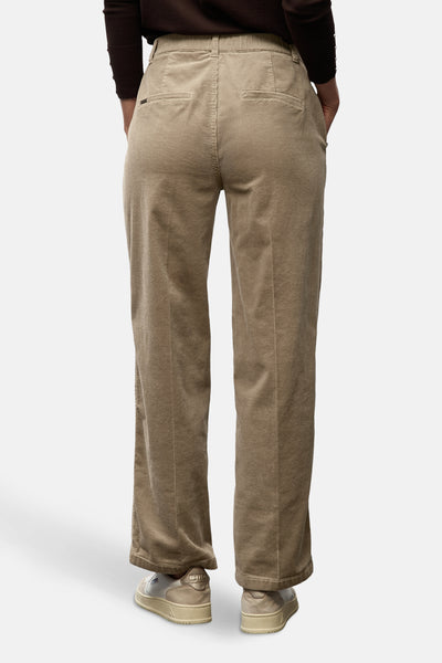 Pantalon beige en velours côtelé de Street One, avec des poches arrière et des chaussures blanches.
