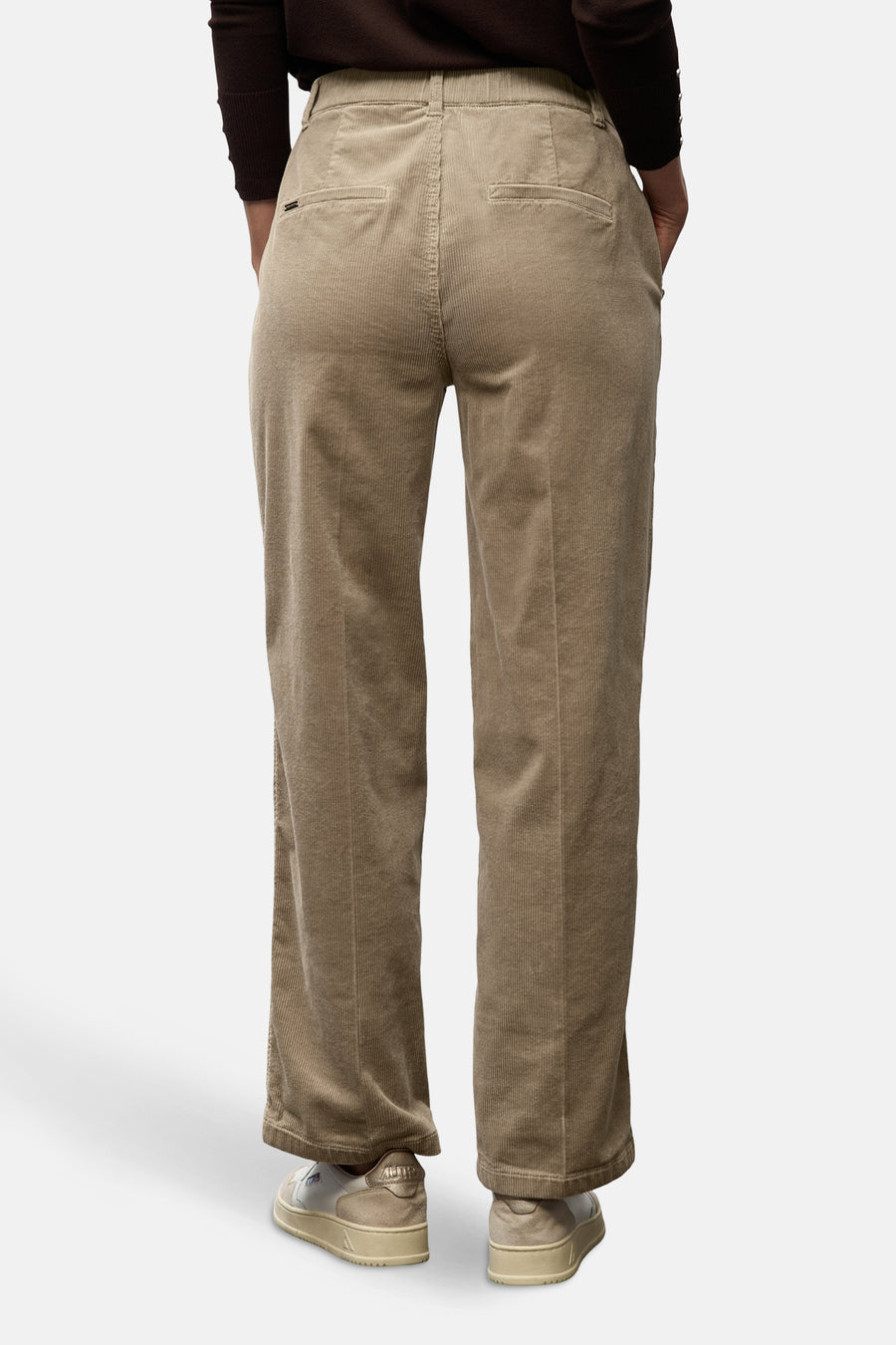 Pantalon beige en velours côtelé de Street One, avec des poches arrière et des chaussures blanches.
