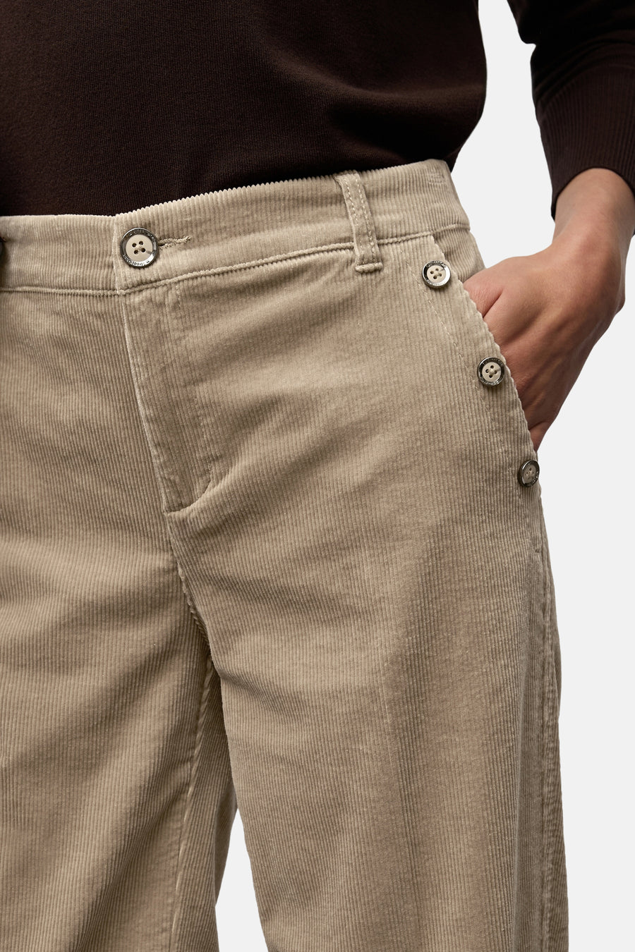 Pantalon beige en velours côtelé de Street One, avec détails de boutons et main dans la poche.