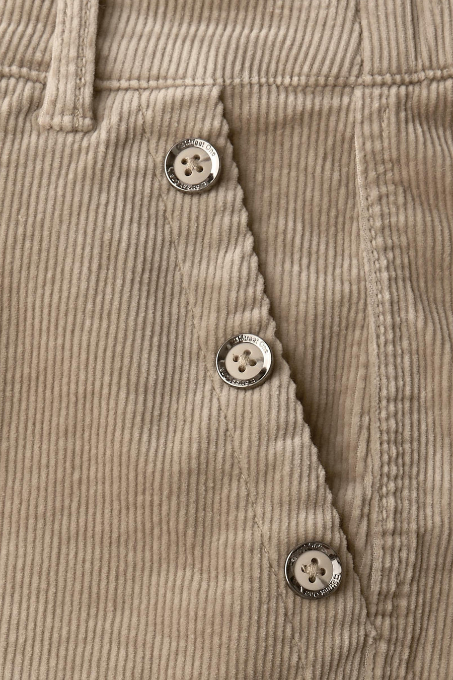 Pantalon beige en velours côtelé de Street One avec trois boutons apparents sur le côté.