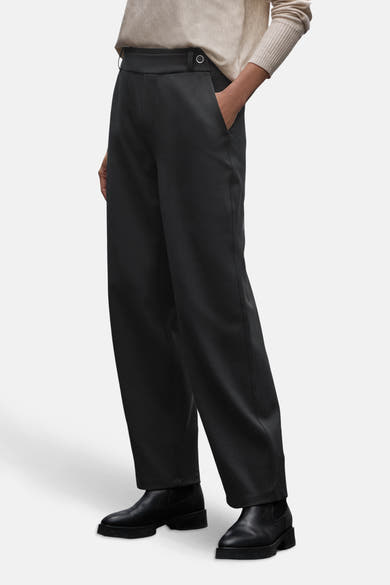 Zwarte pantalon van STREET ONE, gedragen met een beige jasje, een trui en een grijze sjaal.
