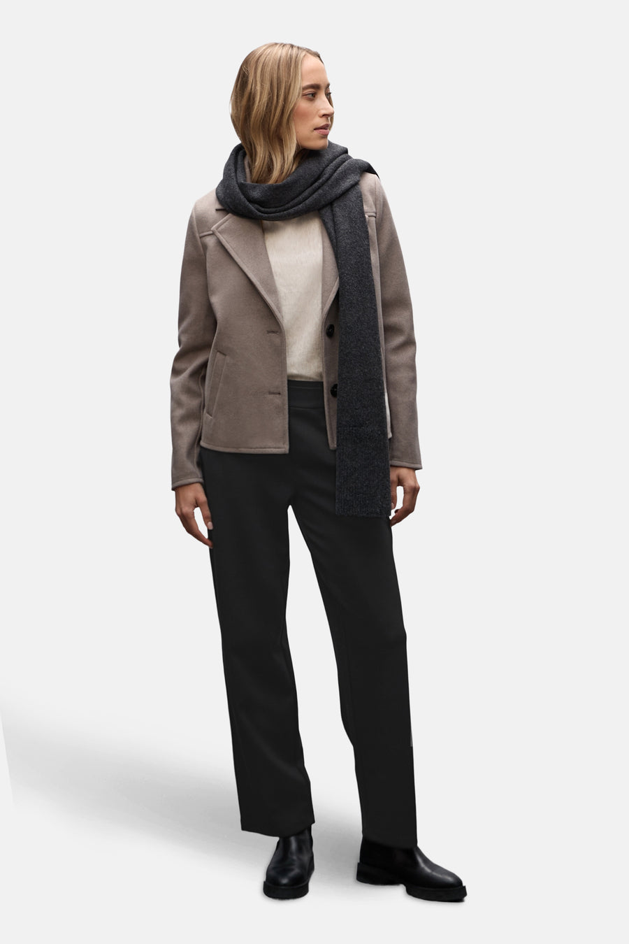 Pantalon de costume noir par STREET ONE, porté avec une veste beige, un pull et une écharpe grise.