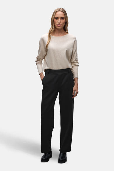 Zwarte kostuumbroek van Street One, gedragen met een beige trui en zwarte schoenen.