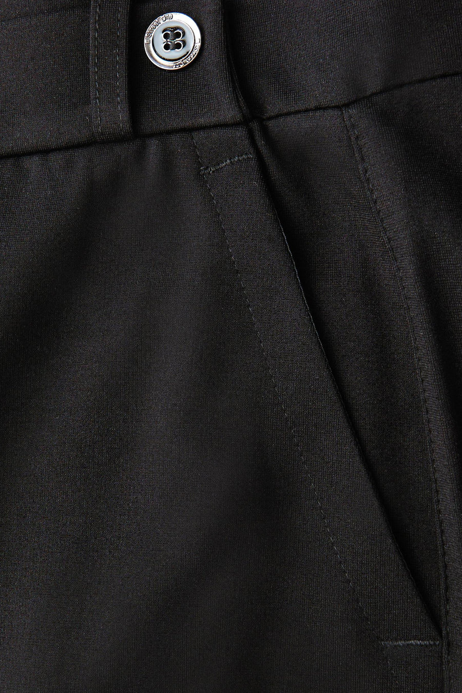 Zwarte kostuumbroek van Street One met zilveren knoopsluiting en schuine zak.